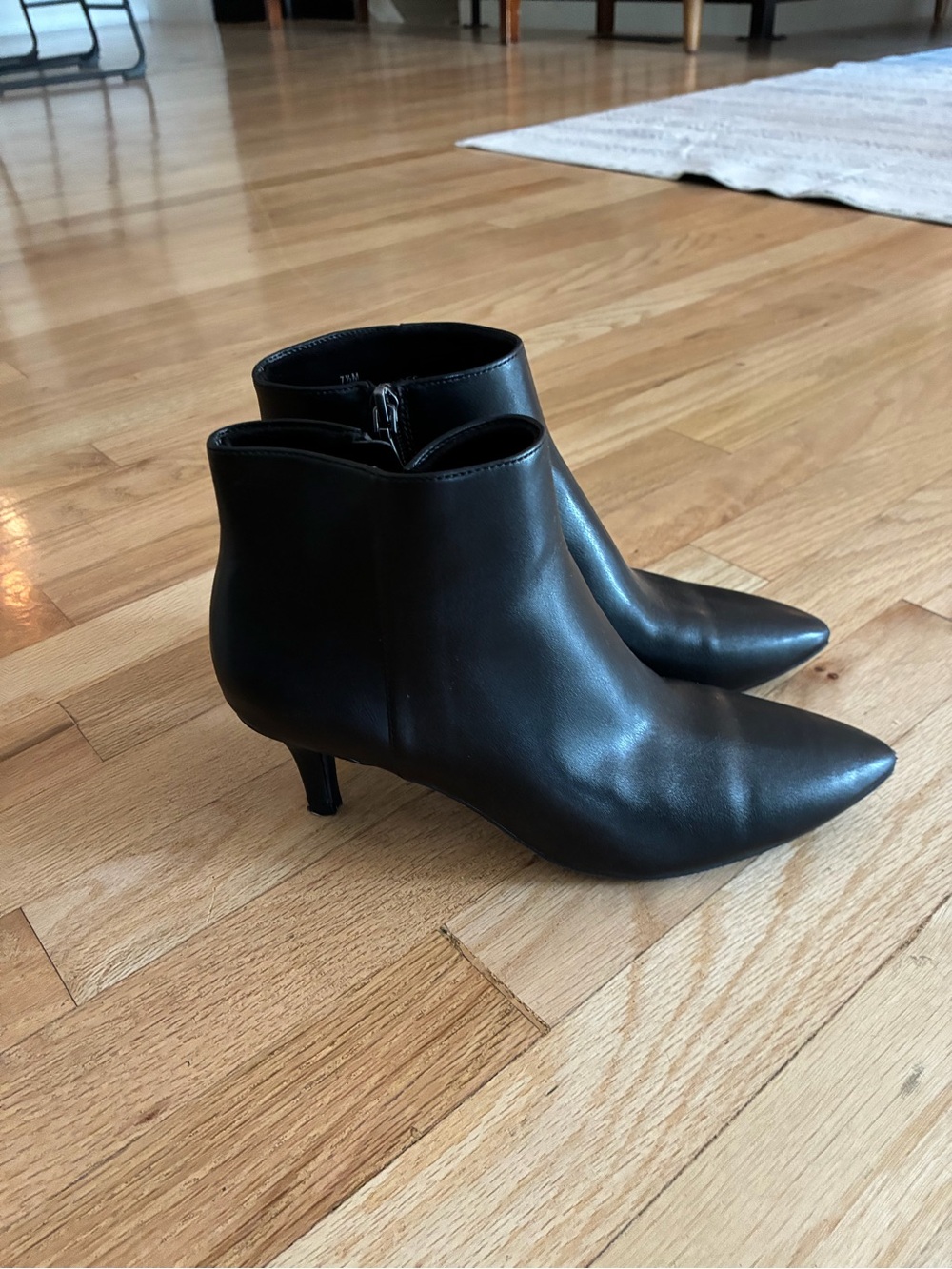 AEROSOLES Black Pointed-Toe Leather Ankle Booties